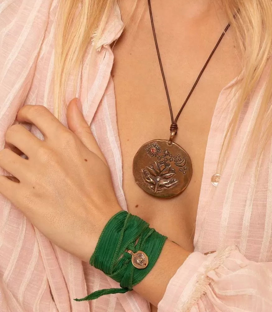 Femme Catherine Michiels Bracelet En Soie A Nouer Et Charm Buddha Feet En Bronze